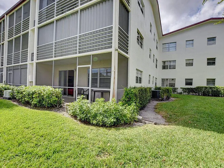 137 Fanshaw #D — Photo 4