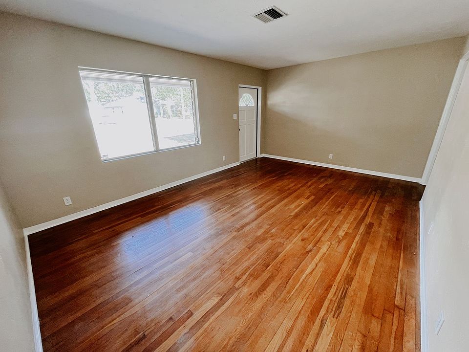 1st image of 318 Carey Pl