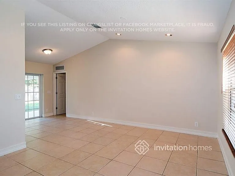 1371 Denlow Ln — Photo 3
