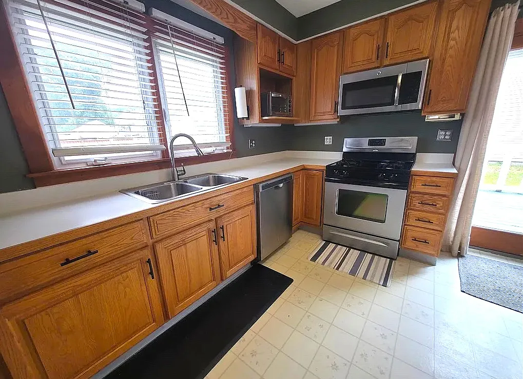 3 bed, 1.5 bath, 1600 sqft, $2,125 — Photo 4