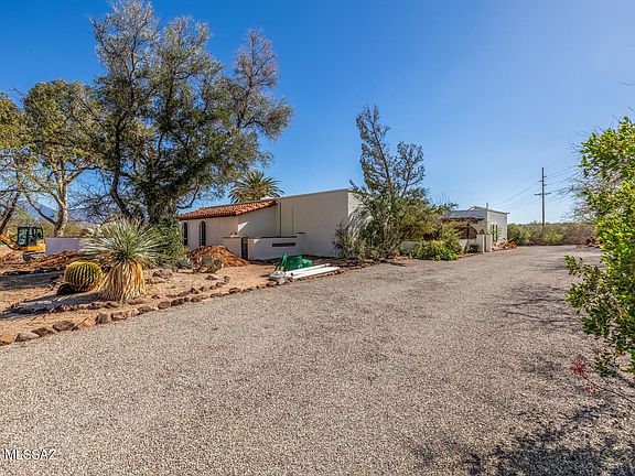 3rd image of 1041 W Mission Twin Buttes Rd