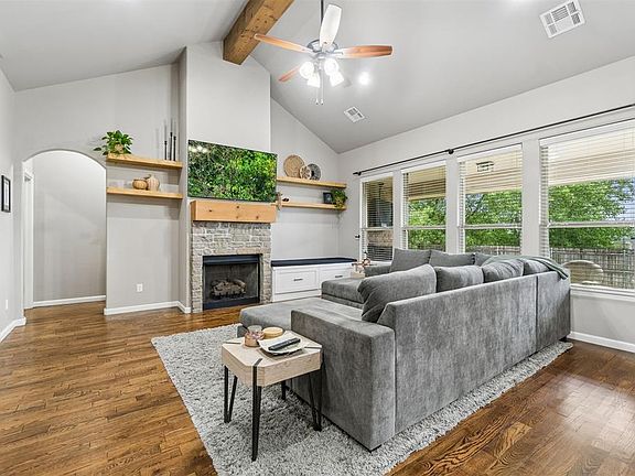 4th image of 2340 Santa Monica St
