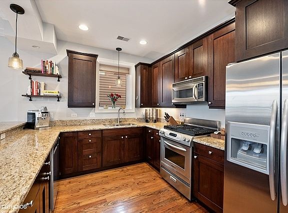 3rd image of 3214 N Ravenswood Ave #2S