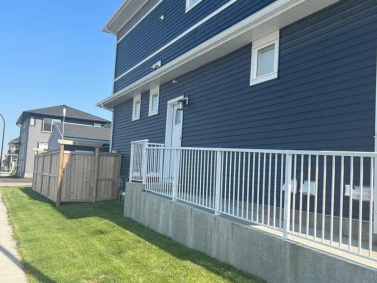 146 Creekside Dr SW #UPPER — Photo 2