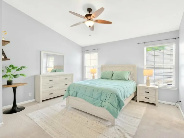 1011 Wolves Den Pl — Photo 4