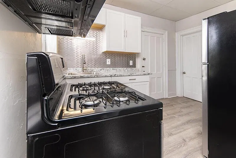 4 bed, 1.0 bath, 1000 sqft, $2,600 — Photo 4