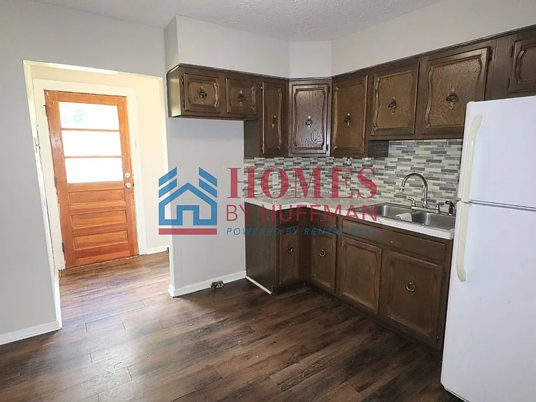 1525 Monroe Ave — Photo 5