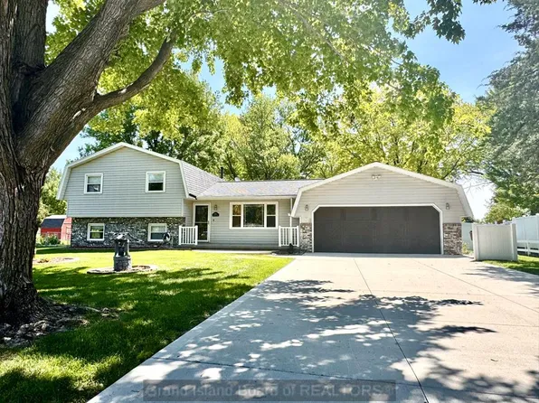 3011 Sunflower Dr, Grand Island, NE 68801