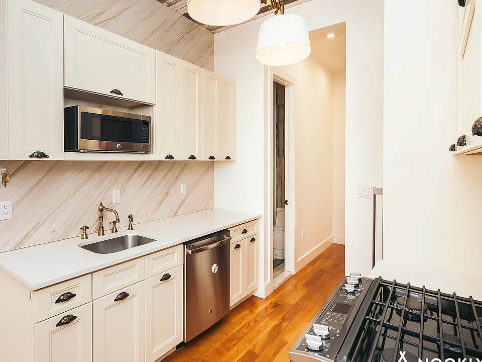 1426 De Kalb Ave #3R