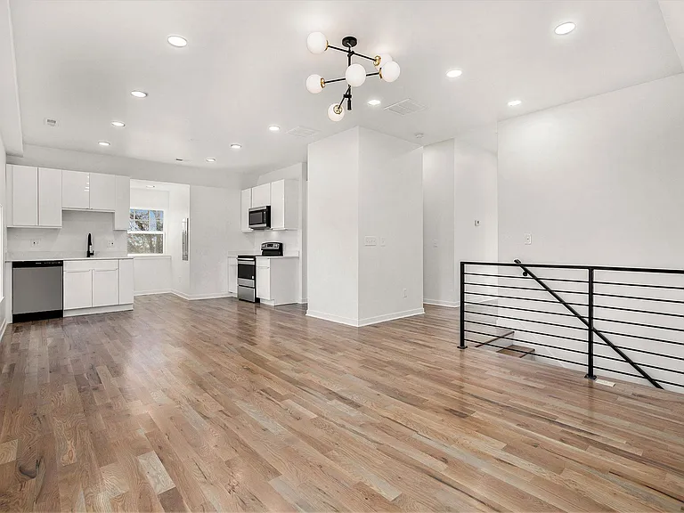 3404 Campbell St — Photo 3