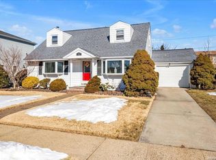89 Lahey St, New Hyde Park, NY 11040