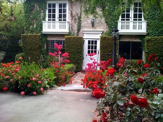 Exterior guest house. 2nd floor Rental.