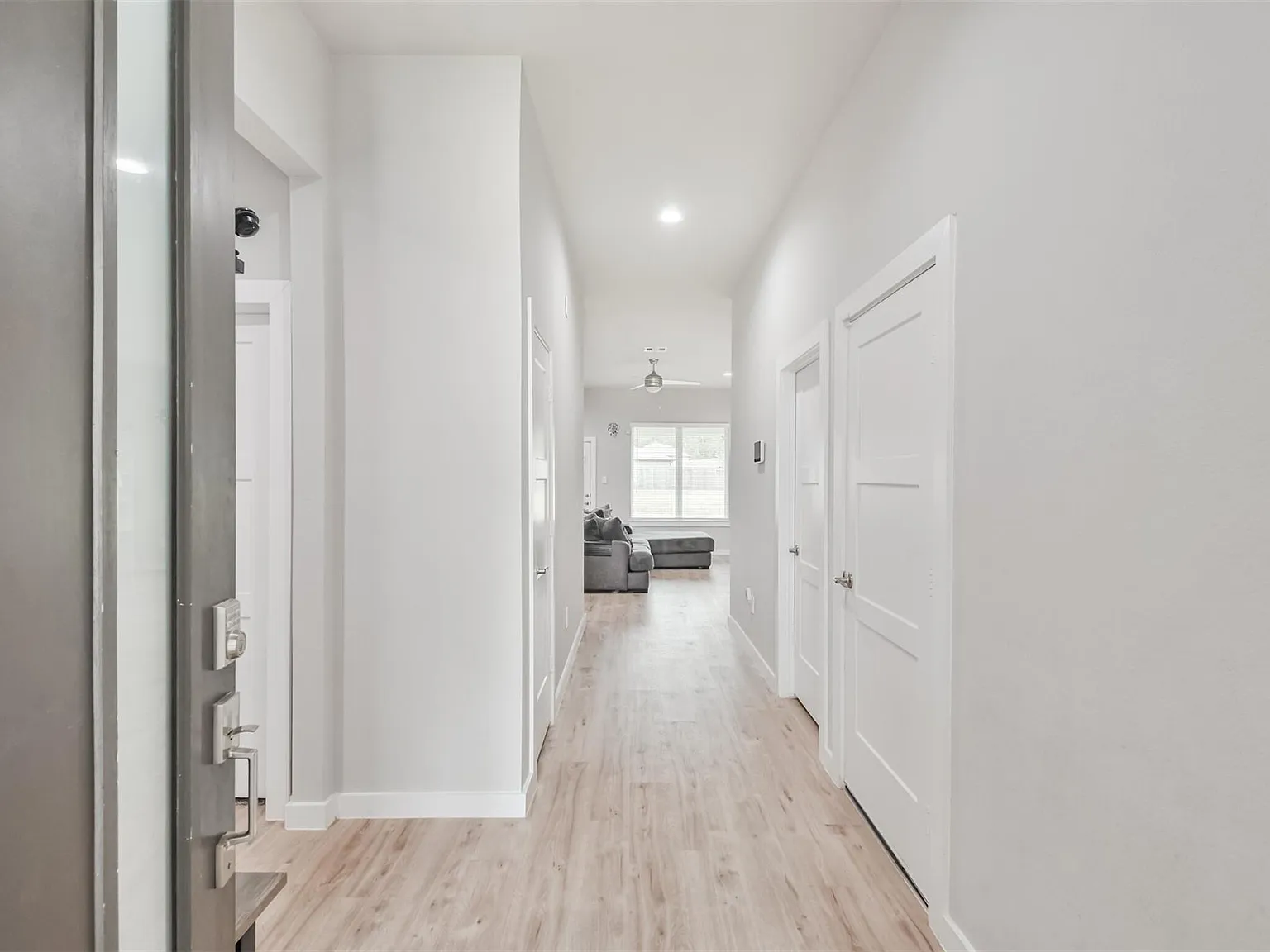 3 bed, 2.0 bath, 1645 sqft, $2,275 — Photo 2