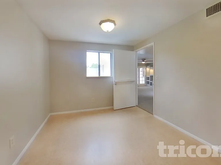 3031 W Mercer Ln — Photo 15
