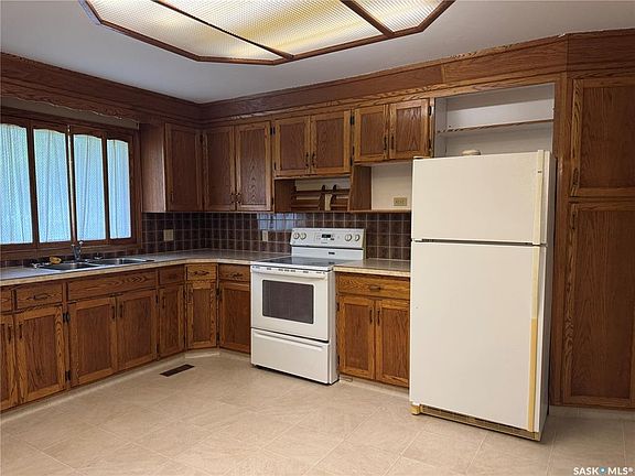 3rd image of 307 5th AVENUE W