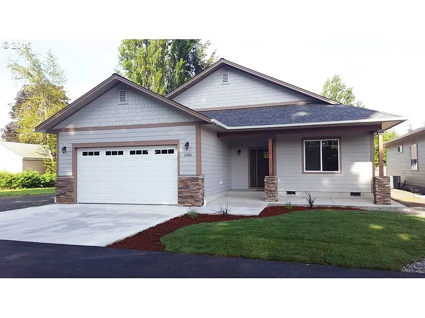 1581 NW Primrose Ct photo 1