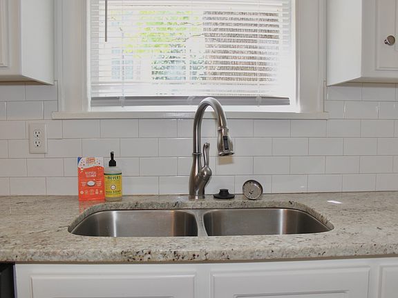 5th image of 4000 Woodlawn Dr