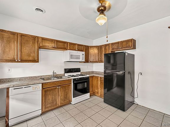 3rd image of 39 College St