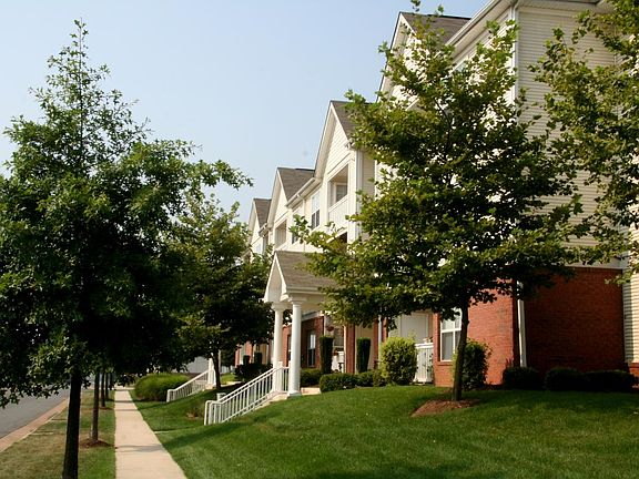 5th image of 43001 Thoroughgood Dr #302