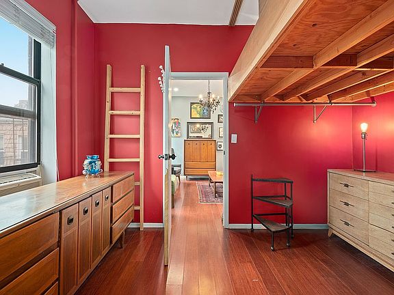 4th image of 532 Graham Ave #12
