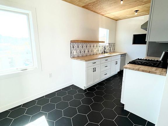 2nd image of 3118 Chaucer St
