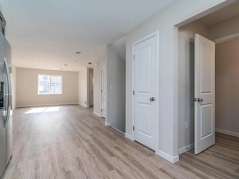 895 Thames Ct — Photo 19