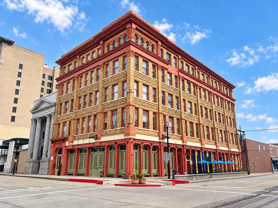 2221 Market St #401