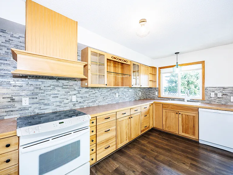 8142 Comox Rd — Photo 10