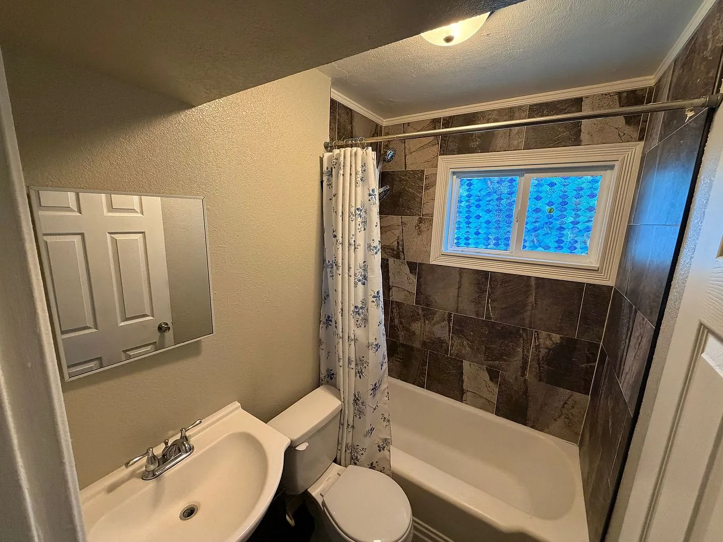 Welcome to this spacious 4-bedroom, 1-bathroom home located in the desirable neighborhood of Tole... — Photo 4