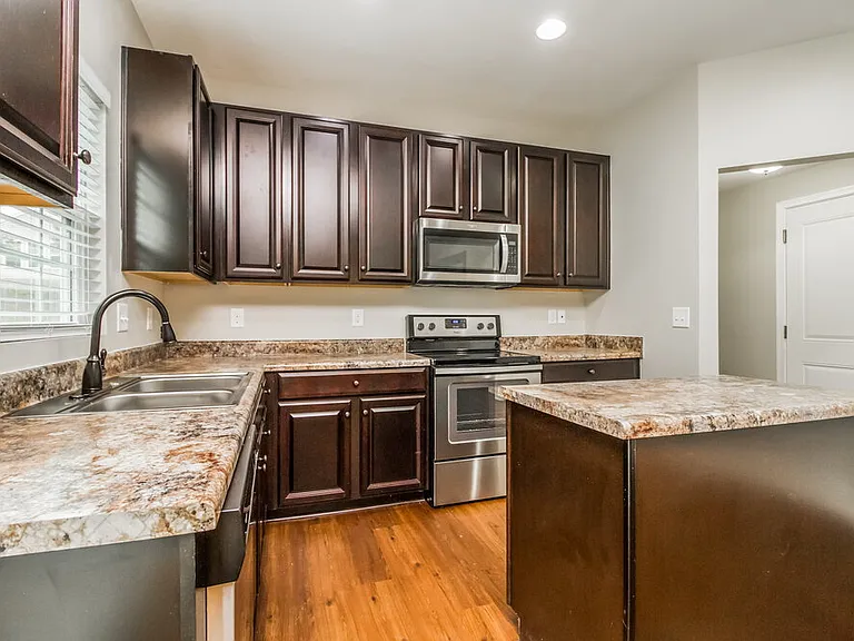 4004 Alicia Ln — Photo 9