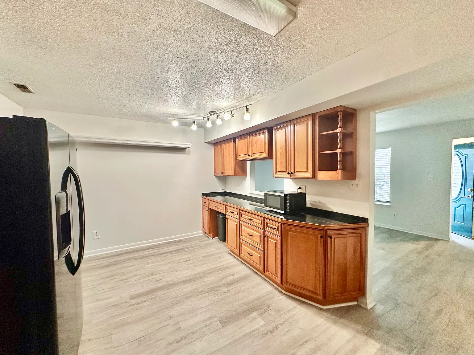3 bed, 1.5 bath, 1030 sqft, $2,400 — Photo 2