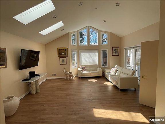 5th image of 526 Rutland Ave