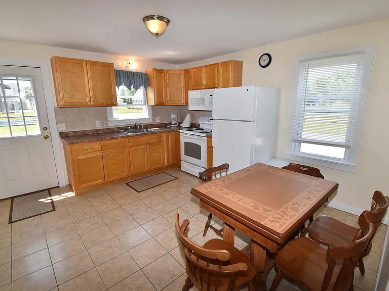 22 Montauk Ave — Photo 3