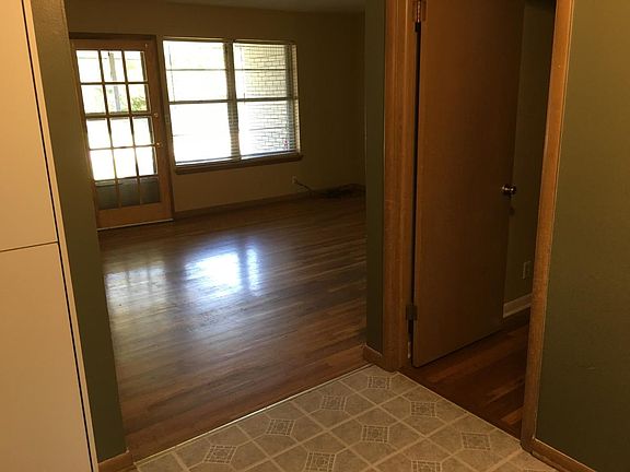 Oak hardwood floors throughout