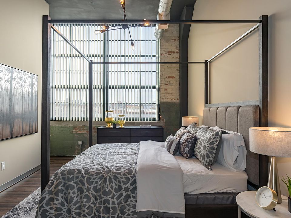 Main bedroom (Remodeled Apartment)