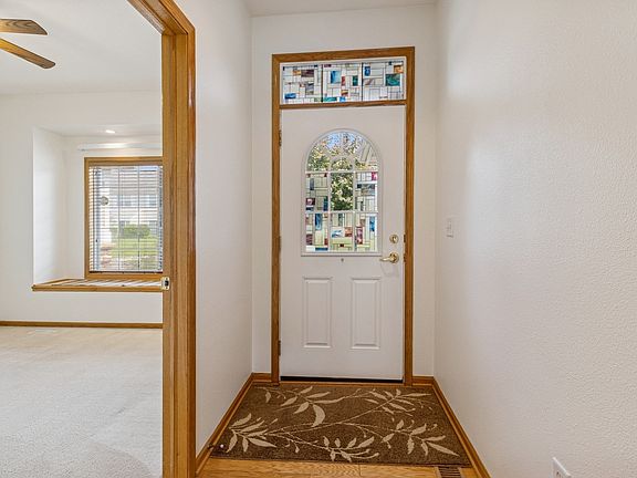 3rd image of 903 NE Wisteria Ln