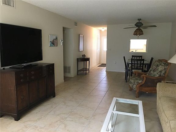 4th image of 900 Jasmine Ln