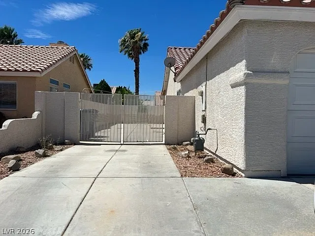 3 bed, 2.0 bath, 1668 sqft, $2,195 — Photo 2