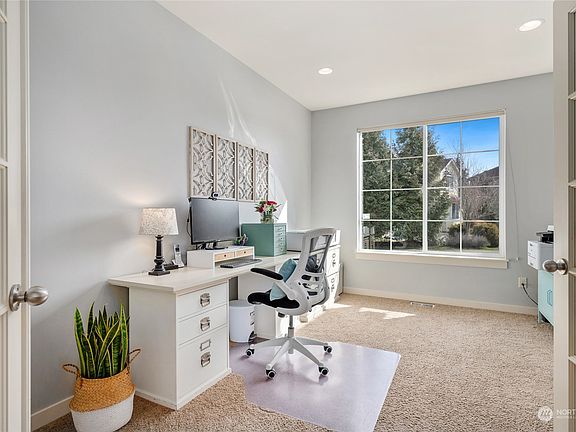 Front entry with gleaming floors that flow throughout the hallway and kitchen.>