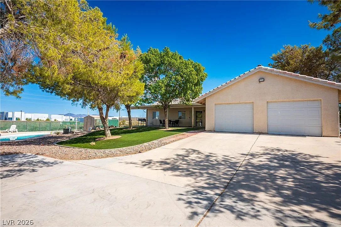 4 bed, 2.0 bath, 1950 sqft, $3,200 — Photo 2