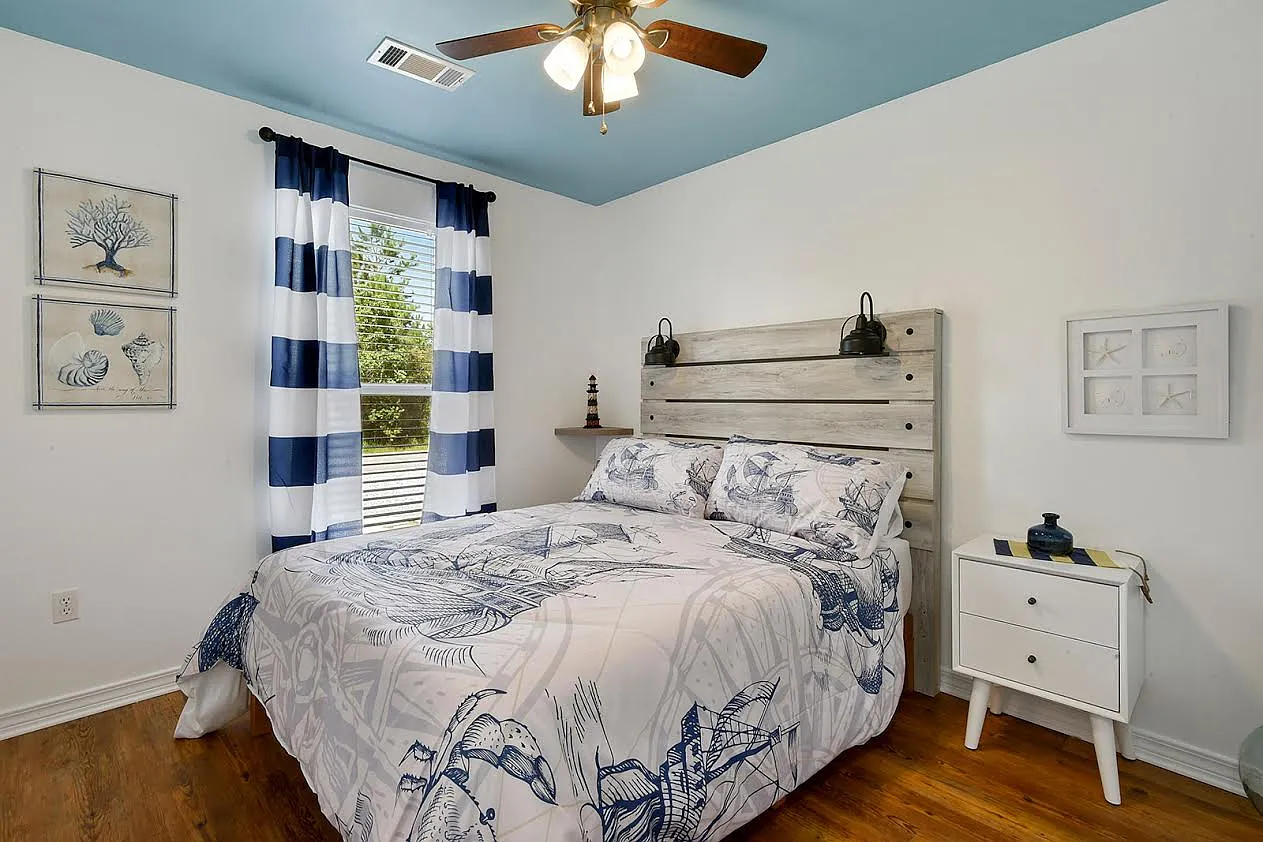 3 bed, 1052 sqft, $1,999 — Photo 4