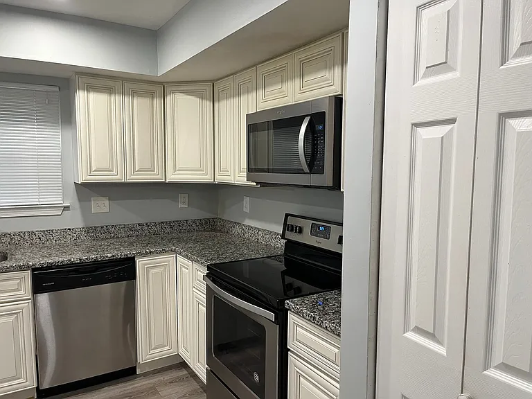 2513 Robinson Pl — Photo 8