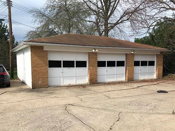 Detached garage