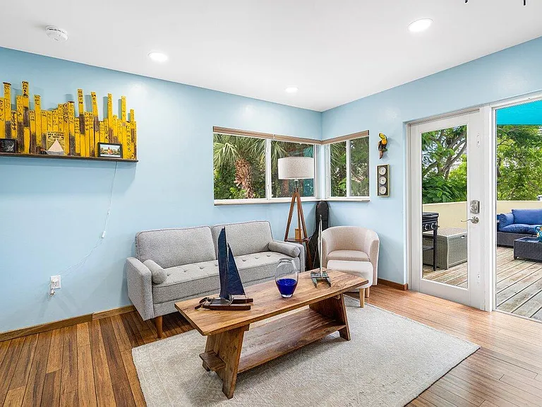 300 SE 7th Ave — Photo 11