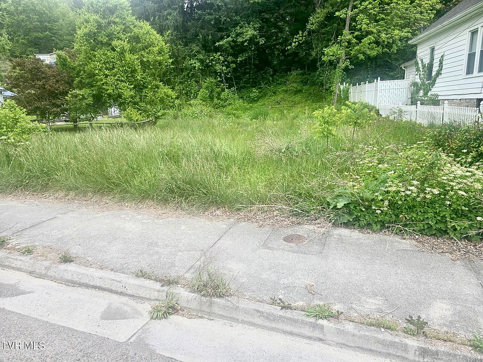 1st image of 212 9th St NW