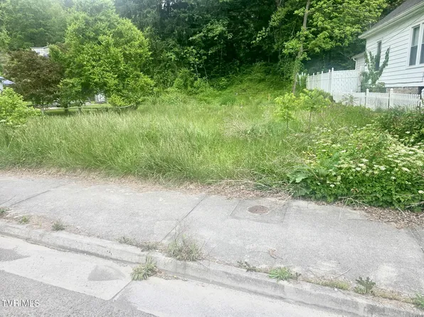 212 9th St NW, Norton, VA 24273