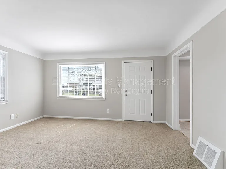 1778 Warwick Ave — Photo 5