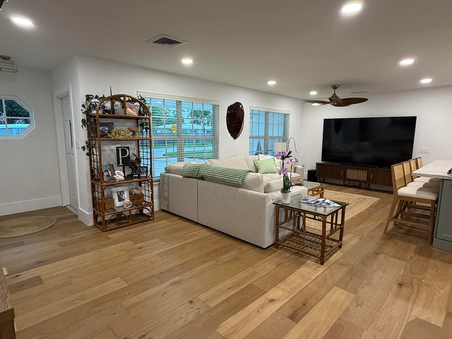2 bed, 2.0 bath, 1967 sqft, $7,000 — Photo 2