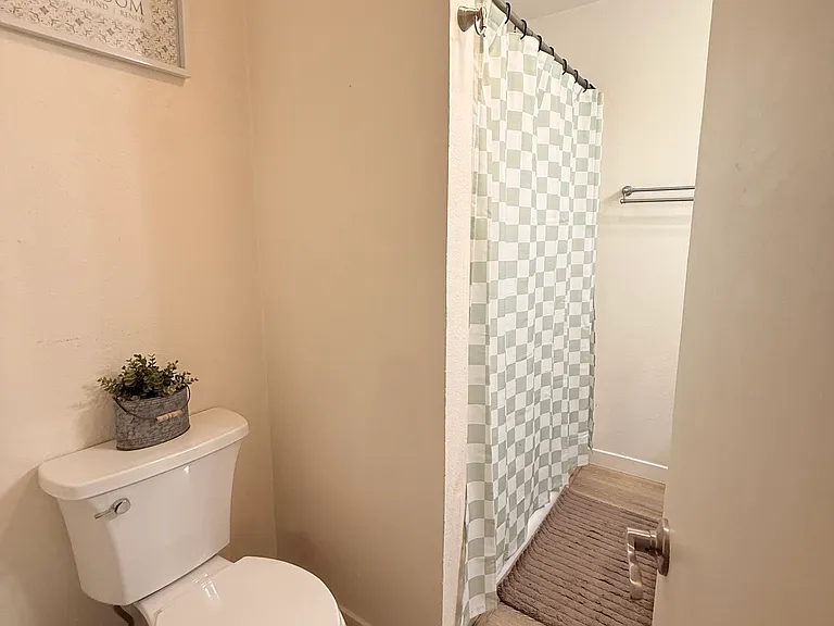 Bathroom with shower/tub combo