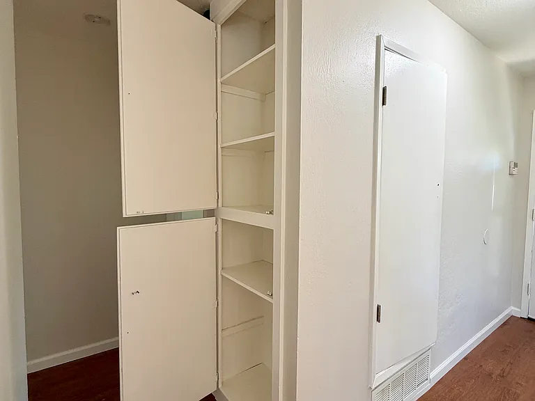 4815 Seneca Park Ave — Photo 22